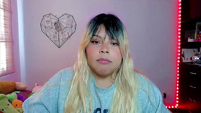 Snapshot of EllieMoonX chatting on 11.15.25 EllieMoonX online show from 11.15.25