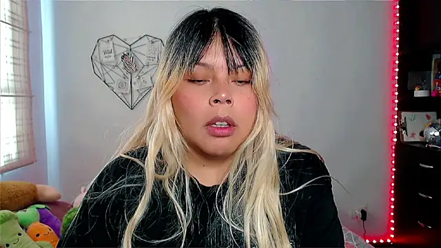 Snapshot of EllieMoonX chatting on 11.17.25 EllieMoonX online show from 11.17.25