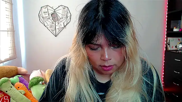 Snapshot of EllieMoonX chatting on 11.18.25 EllieMoonX online show from 11.18.25