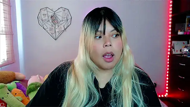 Snapshot of EllieMoonX chatting on 11.20.25 EllieMoonX online show from 11.20.25