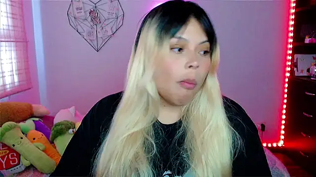 Snapshot of EllieMoonX chatting on 12.03.25 EllieMoonX online show from 12.03.25