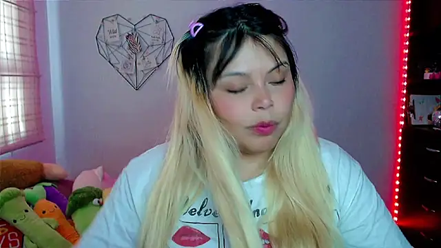 Snapshot of EllieMoonX chatting on 12.04.25 EllieMoonX online show from 12.04.25