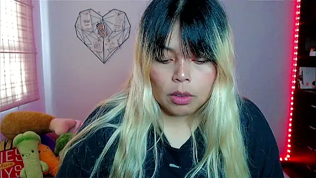 Snapshot of EllieMoonX chatting on 12.15.25 EllieMoonX online show from 12.15.25