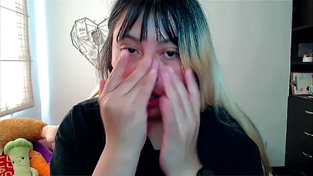 Snapshot of EllieMoonX chatting on 12.19.25 EllieMoonX online show from 12.19.25