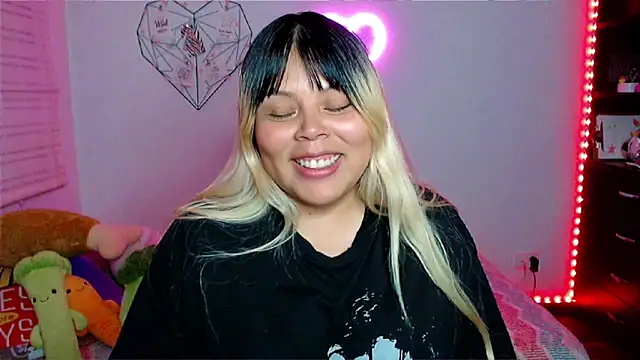 Snapshot of EllieMoonX chatting on 12.20.25 EllieMoonX online show from 12.20.25