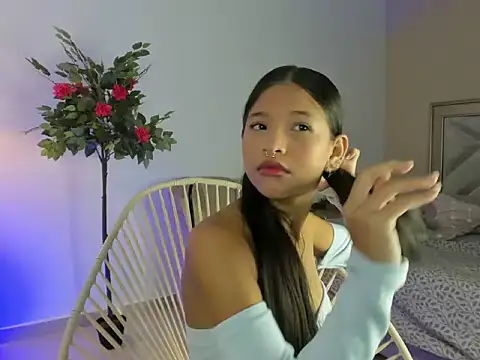Snapshot of christine__khant chatting on 10.16.25 christine  khant online show from 10.16.25