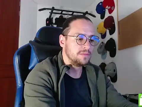 Snapshot of kurt_xx chatting on 10.11.25 kurt xx online show from 10.11.25