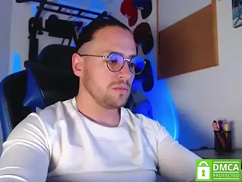 Snapshot of kurt_xx chatting on 10.13.25 kurt xx online show from 10.13.25