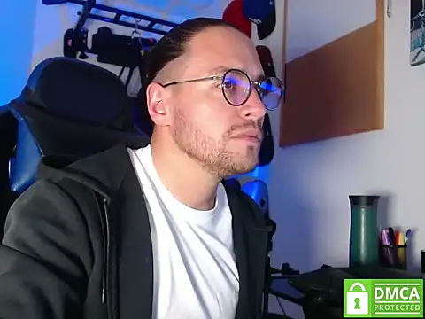 Snapshot of kurt_xx chatting on 10.20.25 kurt xx online show from 10.20.25