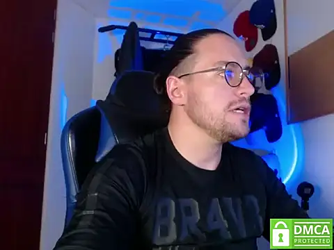 Snapshot of kurt_xx chatting on 10.24.25 kurt xx online show from 10.24.25