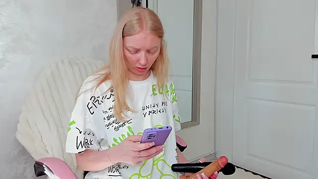 Snapshot of SundyRose chatting on 06.20.26 SundyRose online show from 06.20.26