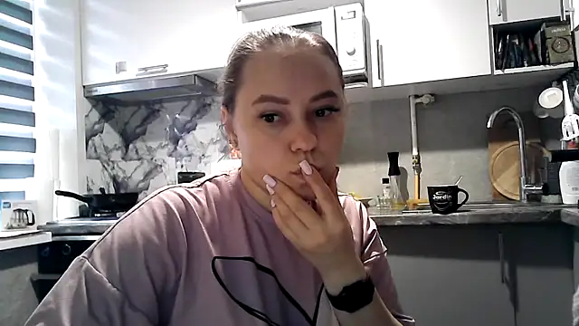 Snapshot of Ladikisss_20 chatting on 10.13.25 Ladikisss 20 online show from 10.13.25