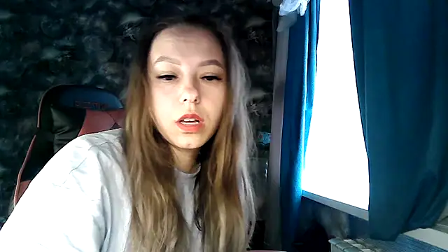 Snapshot of Ladikisss_20 chatting on 10.28.25 Ladikisss 20 online show from 10.28.25