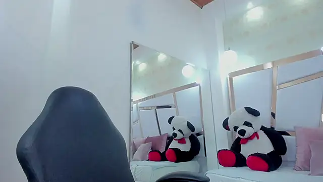 Snapshot of michel_korz chatting on 10.17.25 michel korz online show from 10.17.25