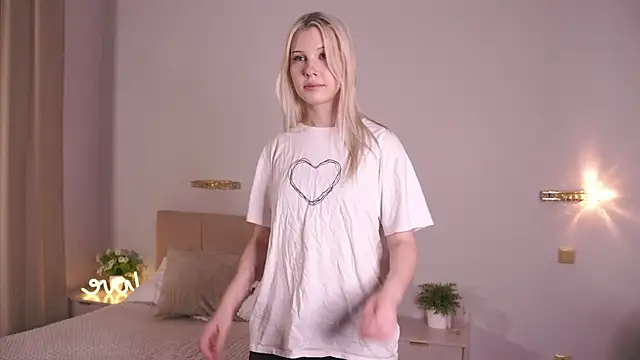 Snapshot of YiNizo chatting on 10.15.25 YiNizo online show from 10.15.25