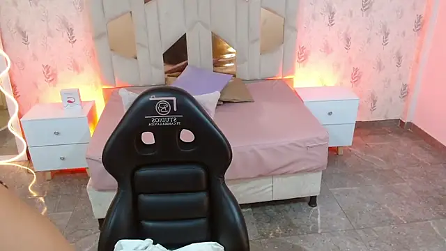 Snapshot of MARIANA_TAY1 chatting on 10.28.25 MARIANA TAY1 online show from 10.28.25