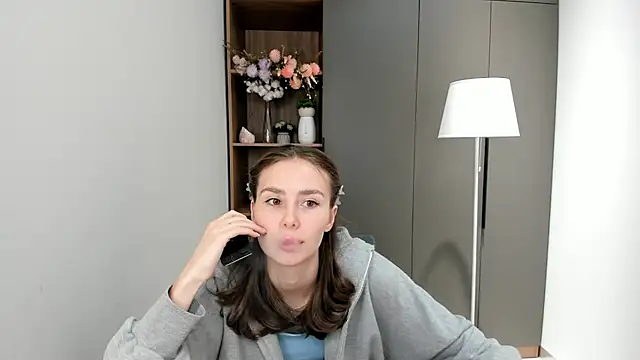 Snapshot of MonetLeitman chatting on 10.12.25 MonetLeitman online show from 10.12.25