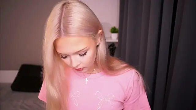 Snapshot of KaryTasch chatting on 10.19.25 KaryTasch online show from 10.19.25