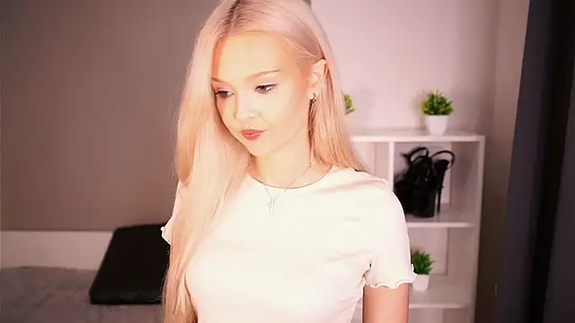 Snapshot of KaryTasch chatting on 10.21.25 KaryTasch online show from 10.21.25