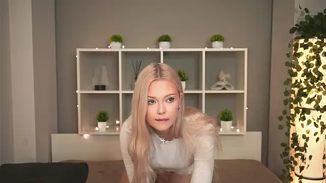 Snapshot of KaryTasch chatting on 10.28.25 KaryTasch online show from 10.28.25