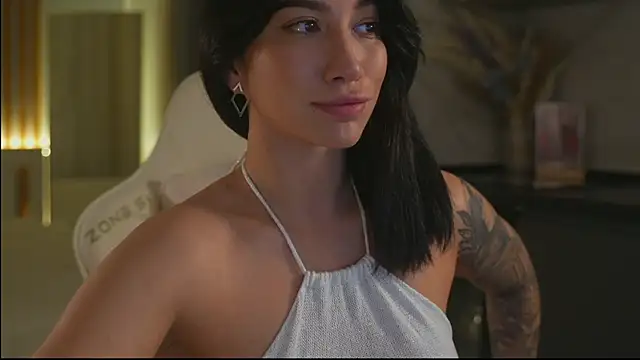 Snapshot of LeoBamble chatting on 10.27.25 LeoBamble online show from 10.27.25