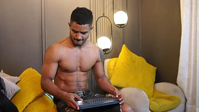 Snapshot of Reik_Vonn chatting on 05.03.26 Reik Vonn online show from 05.03.26