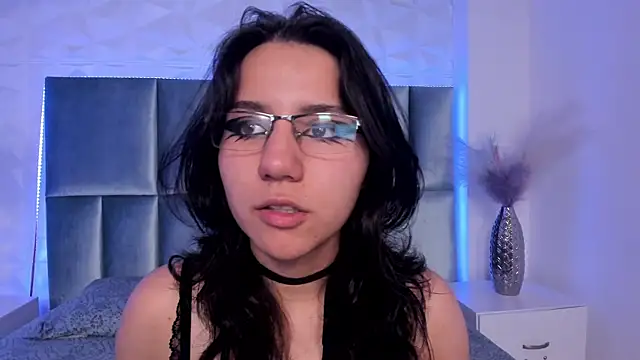 HollyPeach online show from 12.17.25