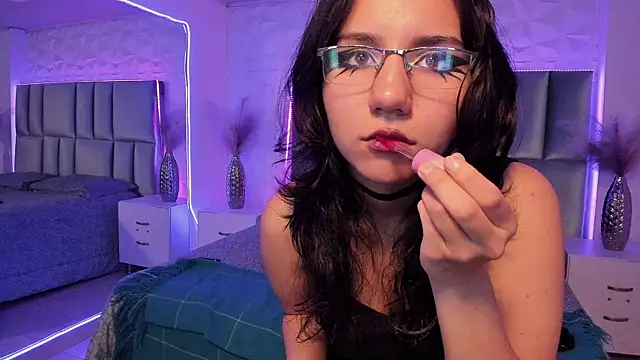 HollyPeach online show from 12.18.25