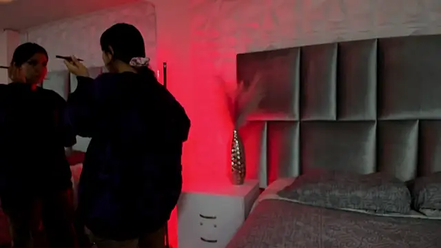 HollyPeach online show from 03.10.26