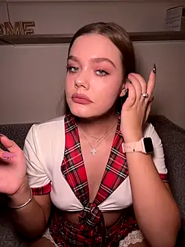 Snapshot of xSlavicDollx chatting on 10.18.25 xSlavicDollx online show from 10.18.25