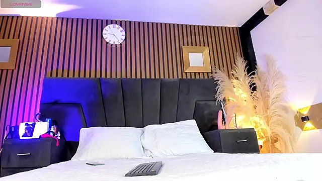 DerryAndIzzy online show from 12.19.25