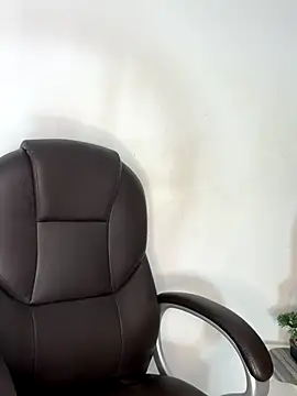 Snapshot of _Isabella_1 chatting on 12.19.25 Isabella 1 online show from 12.19.25