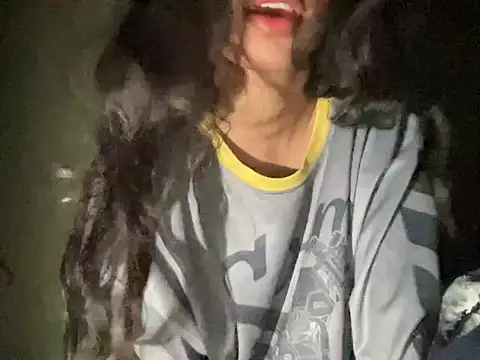 Snapshot of youngriri2 chatting on 11.15.25 youngriri2 online show from 11.15.25