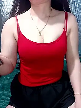 Snapshot of LeanaLy chatting on 05.13.26 LeanaLy online show from 05.13.26