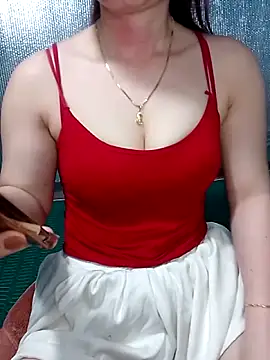 Snapshot of LeanaLy chatting on 05.29.26 LeanaLy online show from 05.29.26