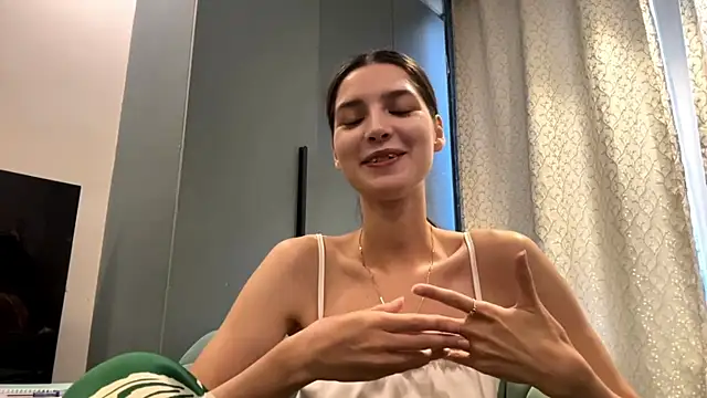 Snapshot of AlessiaChen chatting on 10.26.25 AlessiaChen online show from 10.26.25