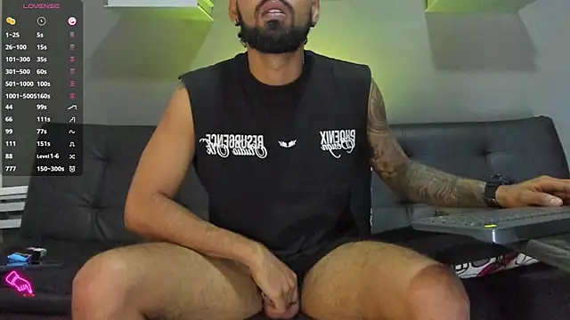 Snapshot of black_kameron_ chatting on 10.28.25 black kameron  online show from 10.28.25