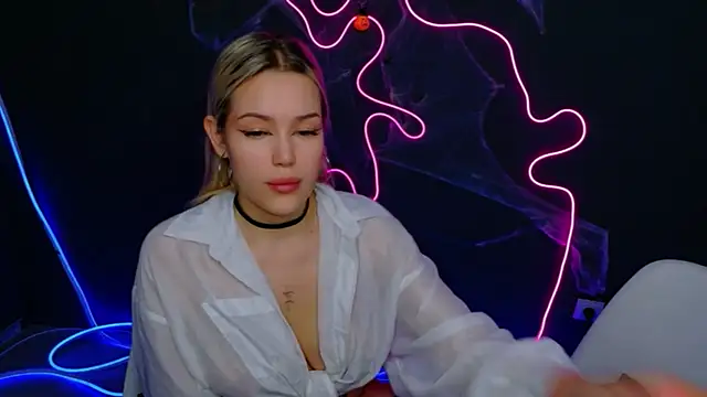 Snapshot of Eva_Mooor chatting on 10.31.25 Eva Mooor online show from 10.31.25