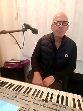 Snapshot of rroku chatting on 10.23.25 rroku online show from 10.23.25