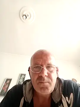 Snapshot of rroku chatting on 10.29.25 rroku online show from 10.29.25