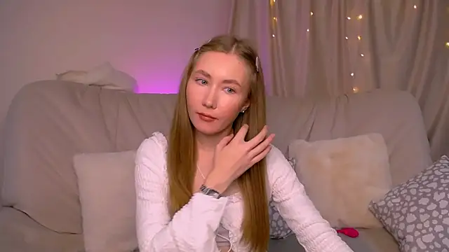 Snapshot of EllyColins chatting on 11.13.25 EllyColins online show from 11.13.25