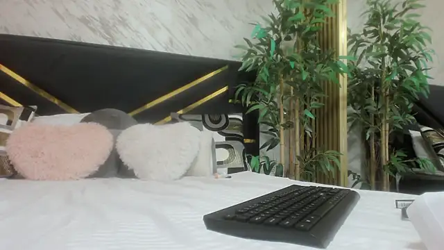 Snapshot of amara_seli chatting on 11.12.25 amara seli online show from 11.12.25