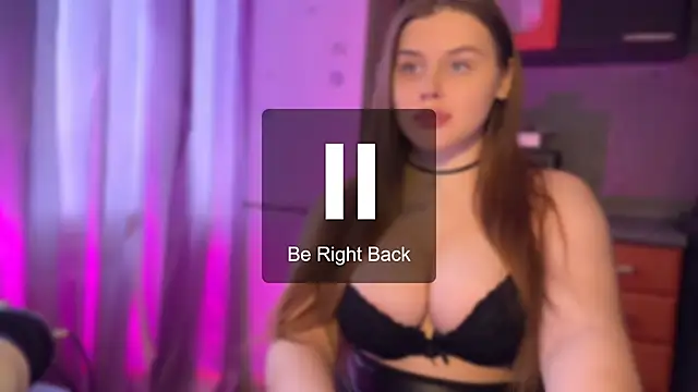 Snapshot of RinaKai chatting on 10.28.25 RinaKai online show from 10.28.25