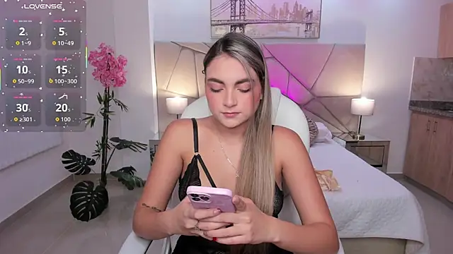 Snapshot of Lena_nova chatting on 11.25.25 Lena nova online show from 11.25.25
