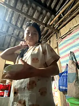 Snapshot of Linh-xxx chatting on 10.14.25 Linh-xxx online show from 10.14.25