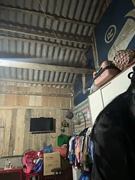 Snapshot of Linh-xxx chatting on 10.18.25 Linh-xxx online show from 10.18.25