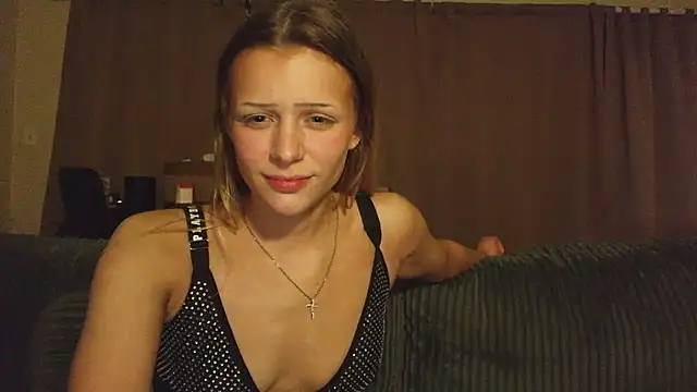 Snapshot of shinyandused chatting on 10.13.25 shinyandused online show from 10.13.25