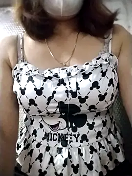 YiyinLy online show from 10.14.25