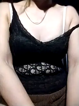 YiyinLy online show from 10.16.25