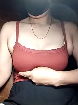 YiyinLy online show from 10.29.25